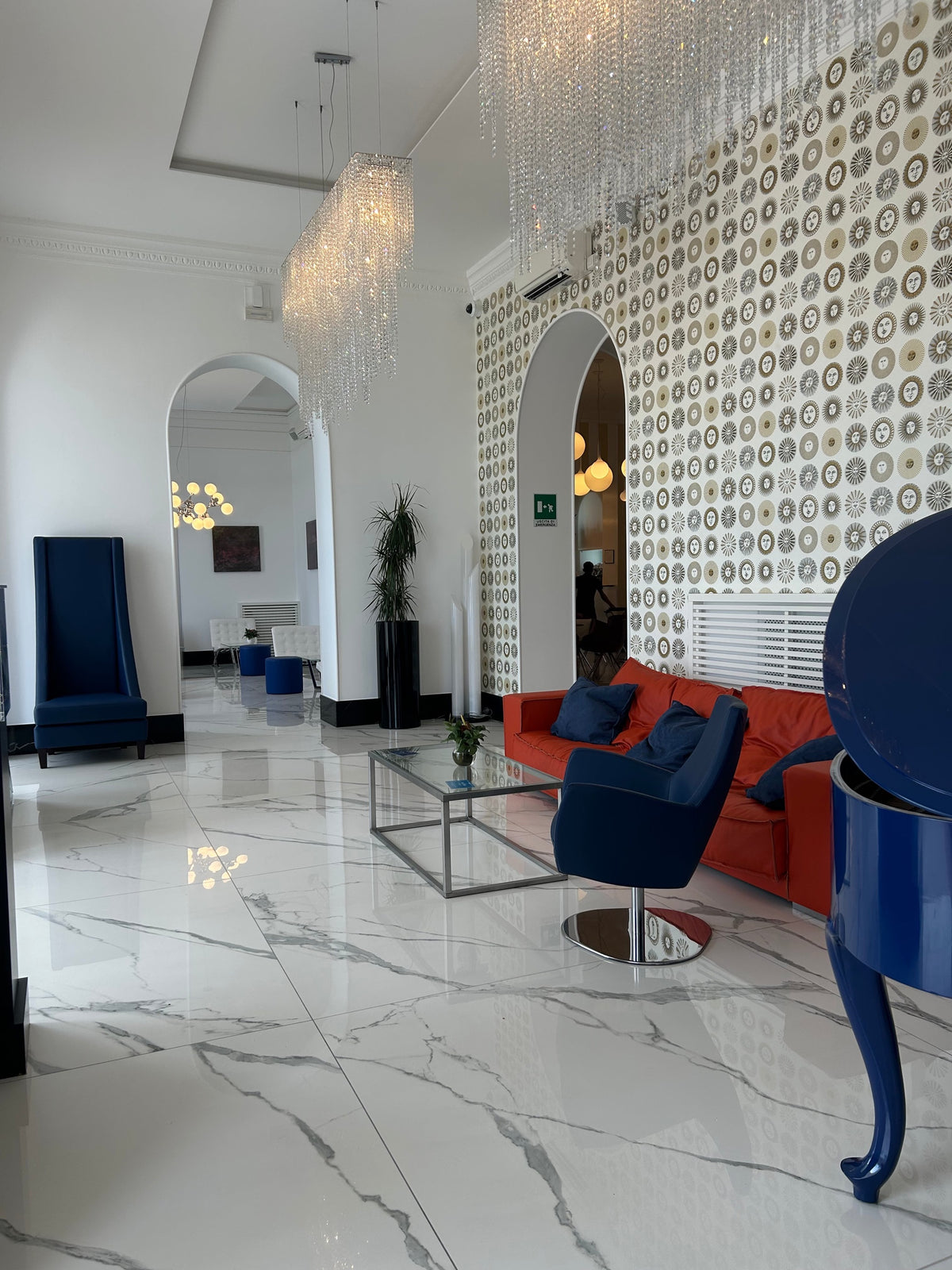 The Miramare Palace lobby with Oberndörfer Milano leather seating and chandeliers