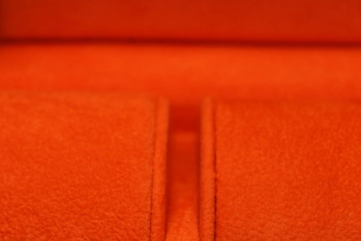 3-Place Watchbox in dark green leather, close-up of the orange watch pillows