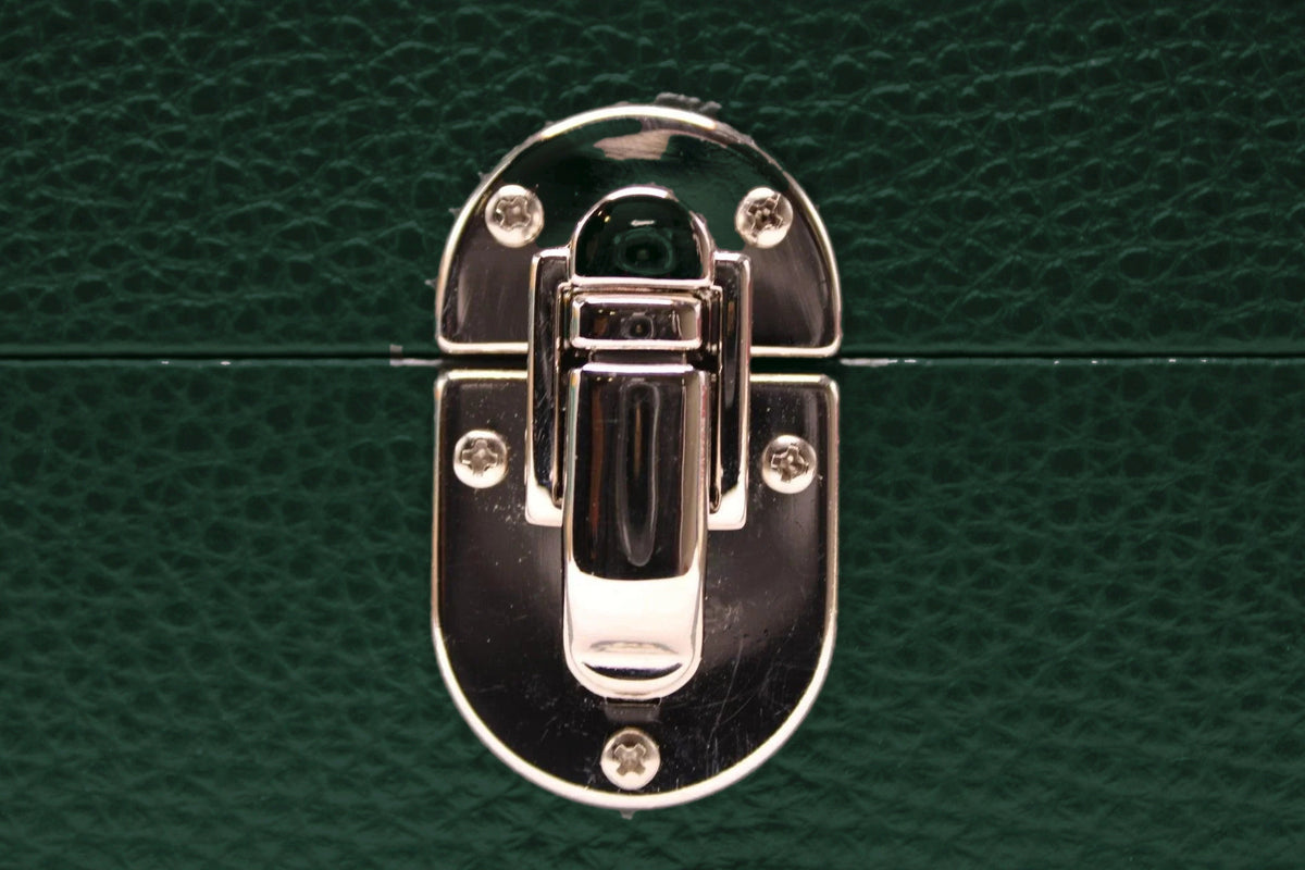 3-Place Watchbox in dark green leather, close-up of the clasp